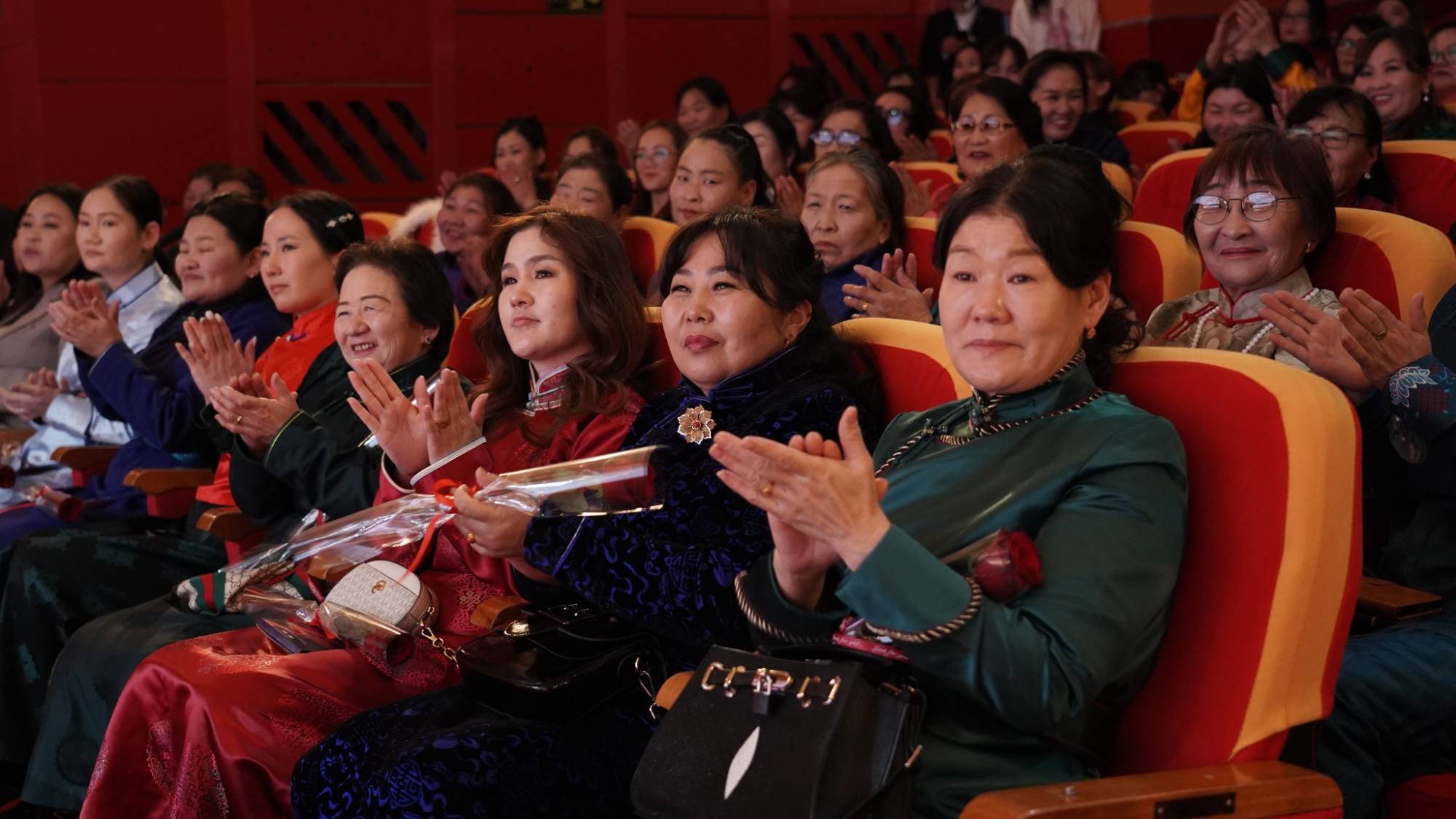 “ЭМЭГТЭЙЧҮҮДИЙН ЭРХ–АСУУДАЛ ШИЙДЭЛ” СЭДЭВТ ДУНДГОВЬ АЙМГИЙН БИЗНЕС ЭРХЛЭГЧ ЭМЭГТЭЙЧҮҮДИЙН ЧУУЛГА УУЛЗАЛТ БОЛЛОО